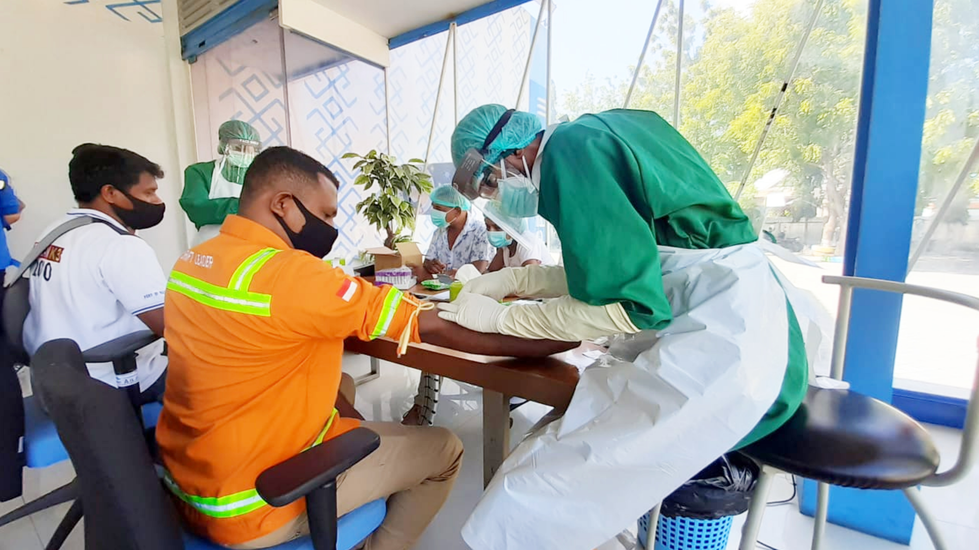  Karyawan Pelindo Maumere Ikuti Rapid Test, Seluruhnya Non Reaktif: Keterangan foto: Karyawan Pelindo III Cabang Maumere Jalani Rapid Test.