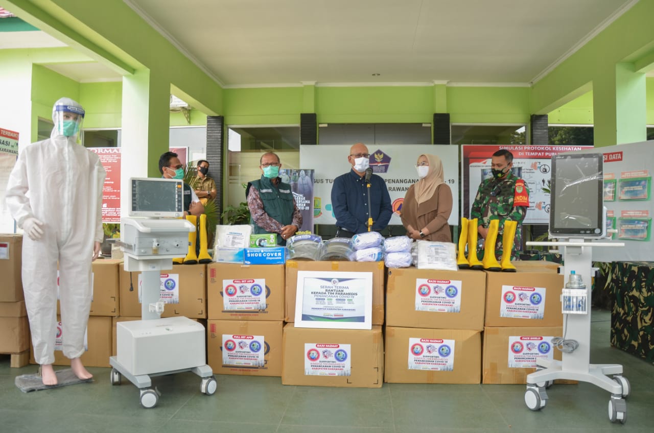 BUPATI Karawang Cellica Nurrachadiana mengapresiasi donasi untuk membantu penanganan dan menekan penyebaran covid-19 di wilayahnya.