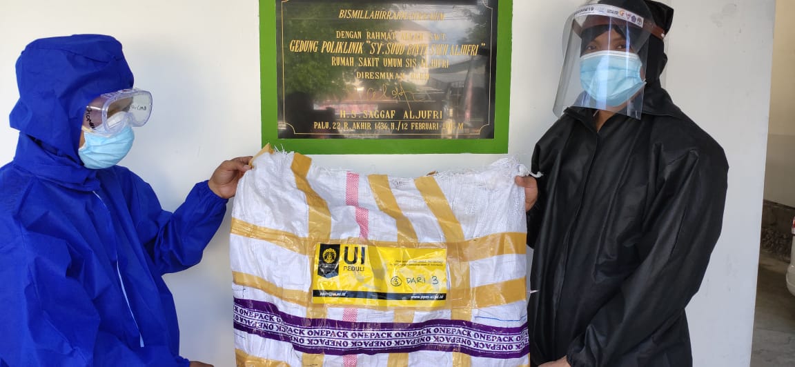 Penyerahan APD dari DPPM UI ke beberapa rumah sakit
