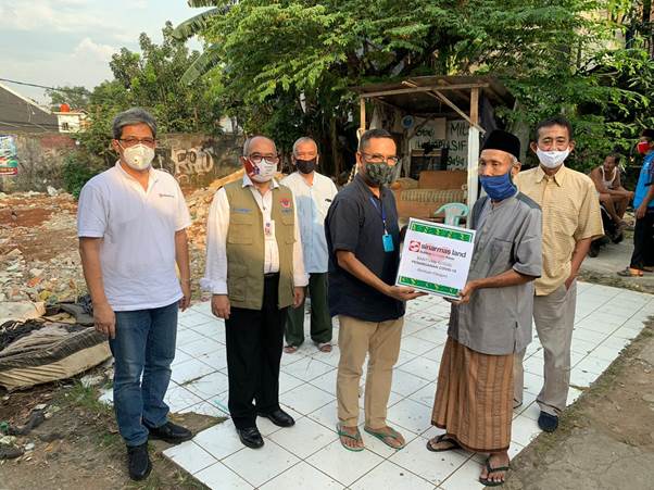 Managing Director President Office Sinar Mas Land Dhony Rahajoe (paling kiri) menyerahkan bantuan di Kelurahan Pondok Karya, Kamis (18/6). 