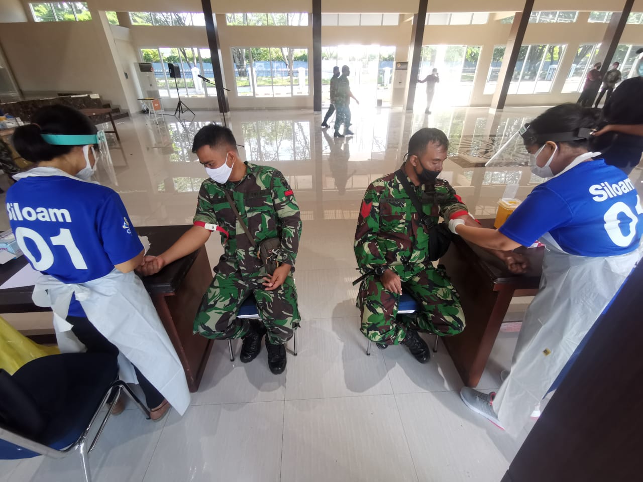 Sebanyak 250 personel awak pesawat yang bertugas menjalani rapid test di Pangkalan Udara Milter TNI AU, Sultan Hasanuddin, Makassar.