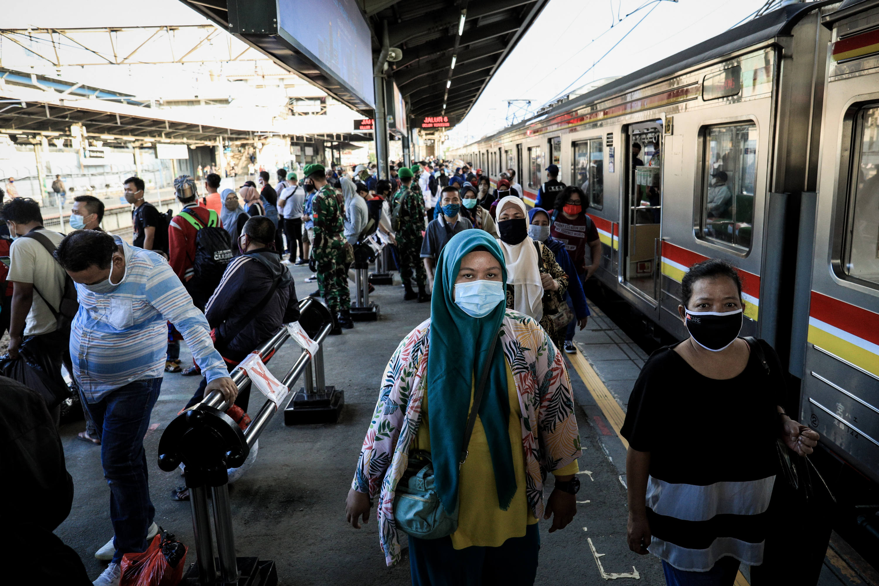 Calon penumpang menunggu kedatangan kereta di Stasiun Tanah Abang, Jakarta, Sabtu (30/5).
