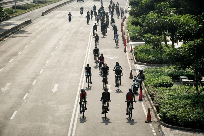 Warga berolahraga menggunakan sepeda di Jalan Soedirman-Thamrin, Jakarta, Minggu (7/6).   