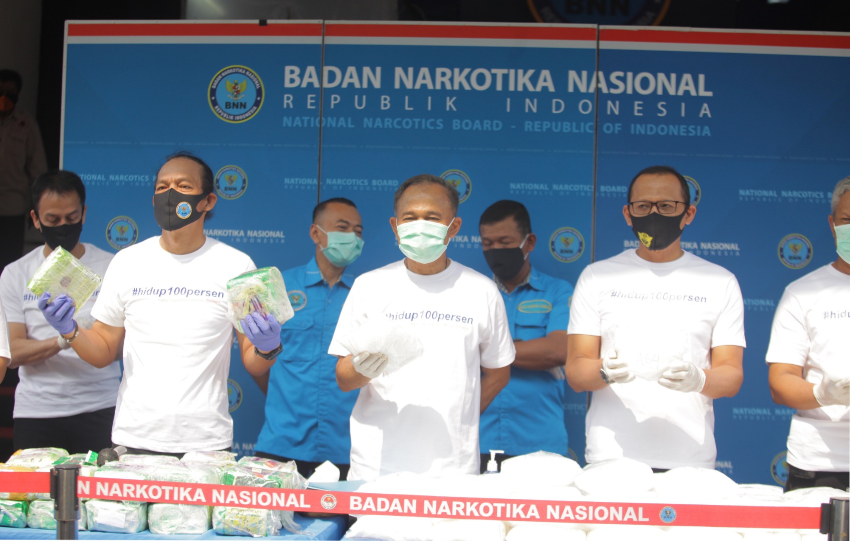 Kepala Badan Narkotika Nasional (BNN) Pusat Komjen Pol Heru Winarko (tengah) bersama Deputi Pemberantasan Irjen Pol Arman Depari (kiri) .