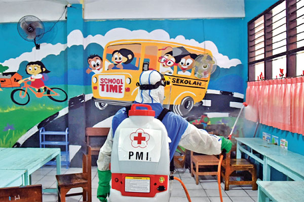 Petugas PMI Kota Tangerang melakukan penyemprotan disinfektan di SDN