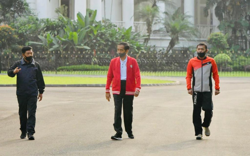 Presiden Joko Widodo bersama Panglima TNI Marsekal Hadi Tjahjanto dan Kapolri Jenderal Idham Azis berolahraga di sekitar Istana Kepresidenan