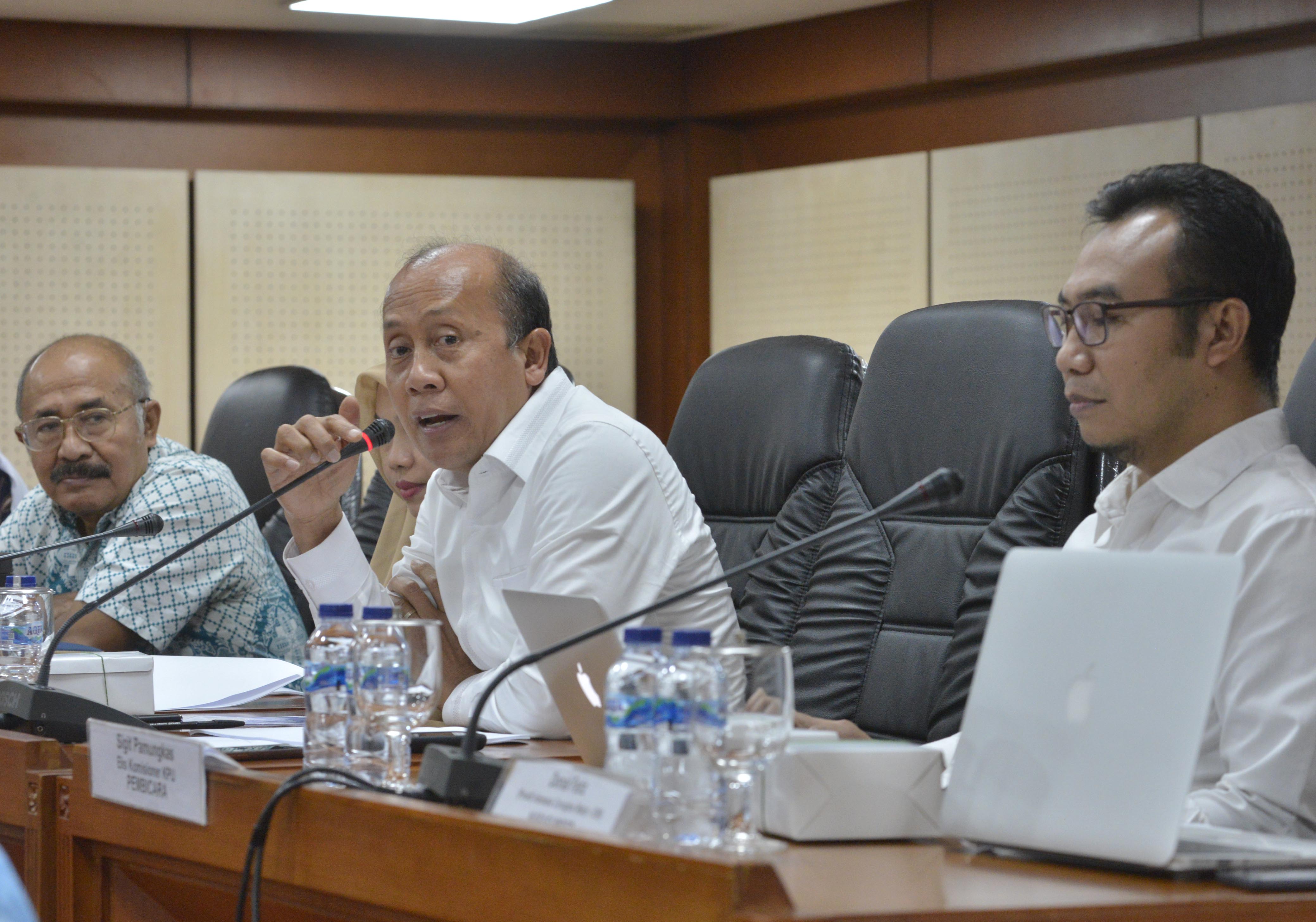 Sekretaris Fraksi NasDem yang juga Wakil Ketua Komisi II DPR RI Fraksi Partai NasDem Saan Mustopa (tengah)