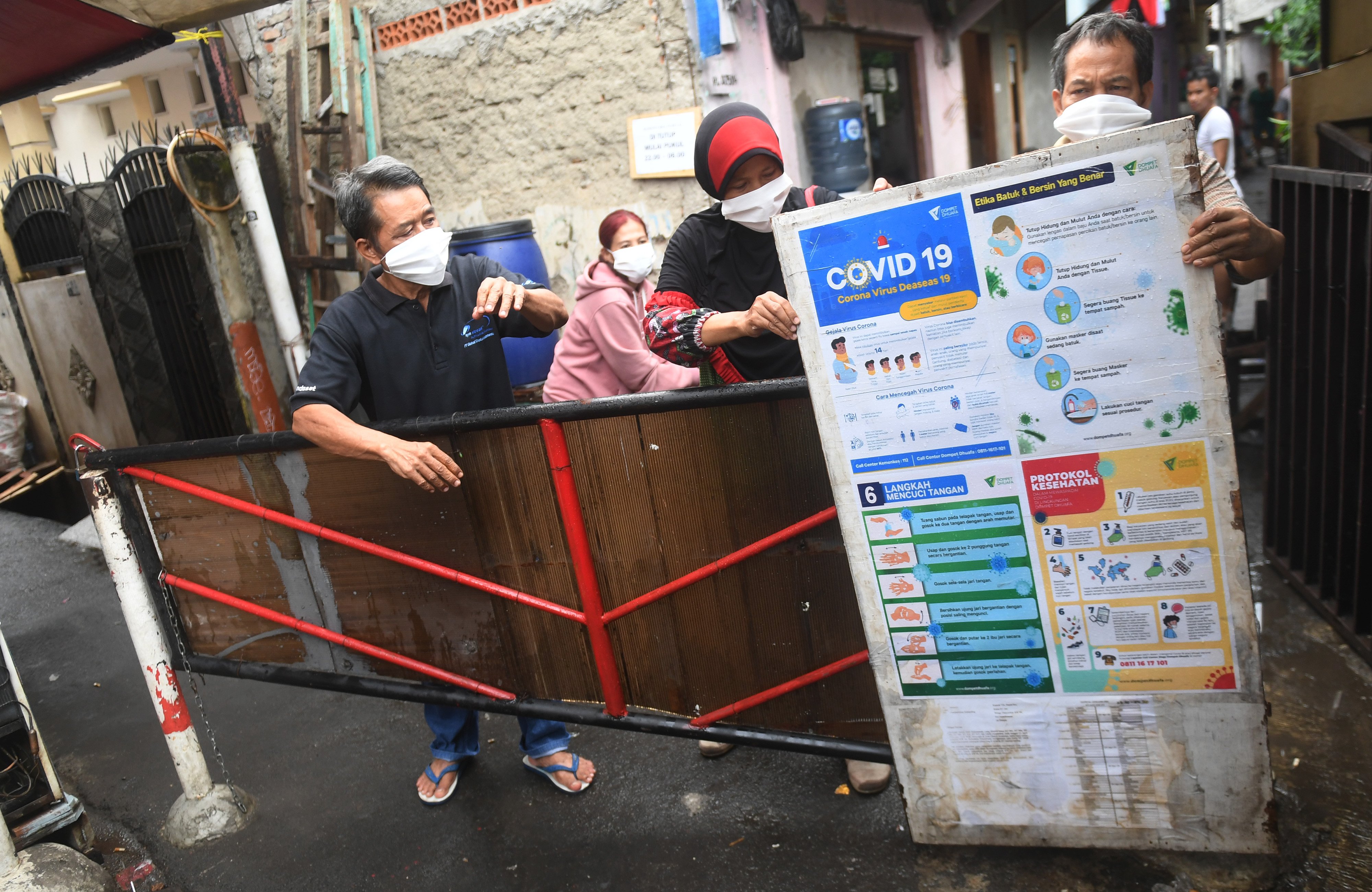 Ilustrasi:  Warga menutup jalan saat simulasi pelaksanaan Pembatasan Sosial Berskala Lokal (PSBL) di RT 05 RW 04, Petamburan