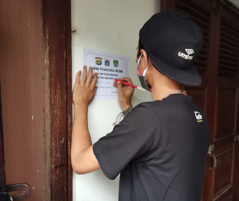 Warga Patal Senayan menempelkan stiker karantina mandiri di rumah warga