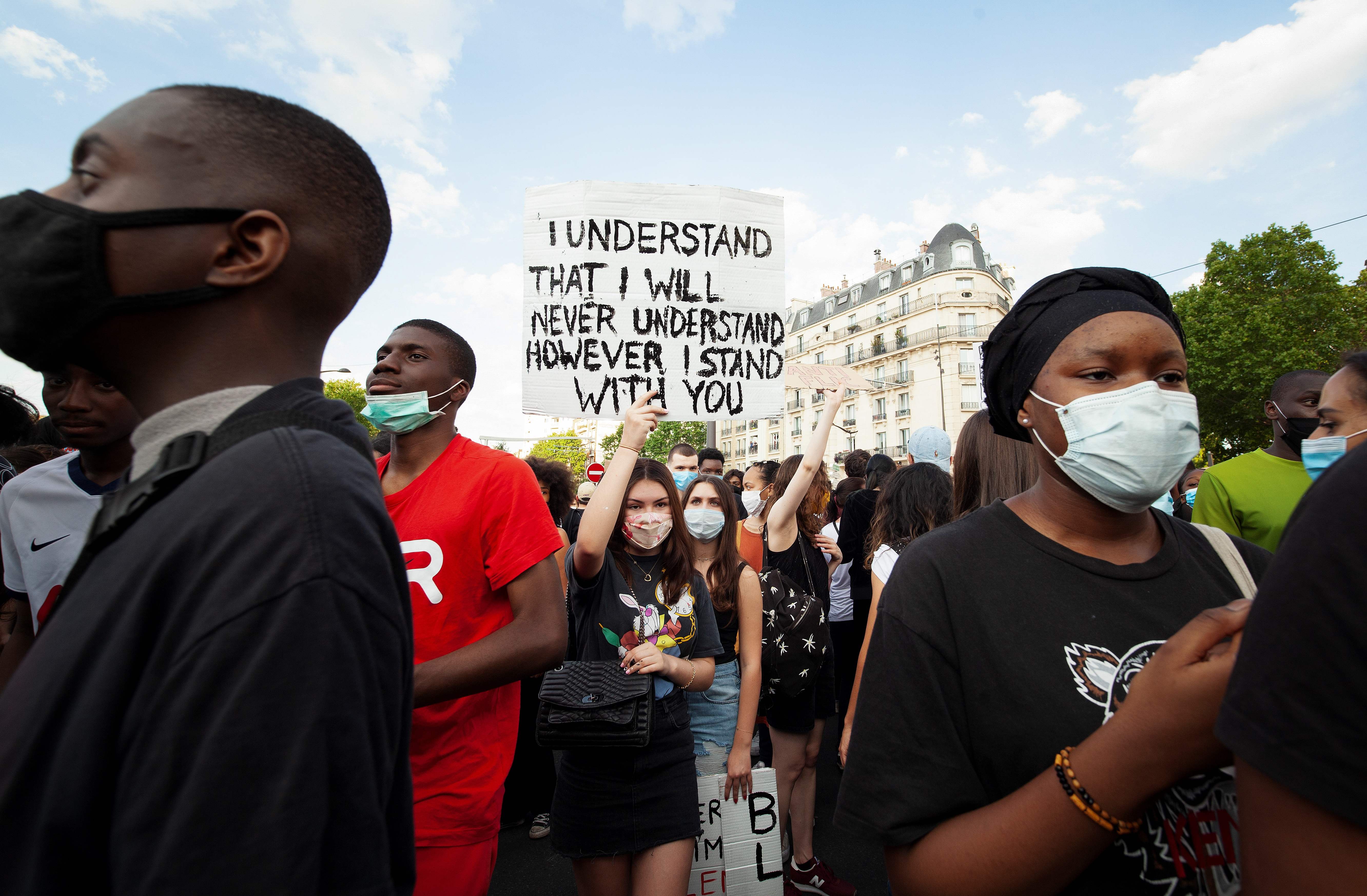 Demonstran di depan Pengadilan Prancis menyerukan protes soal kematian pria kulit hitam oleh polisi Prancis