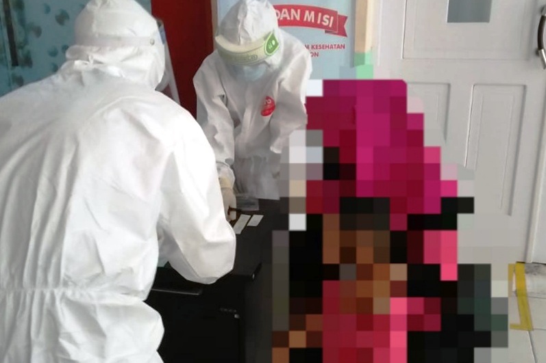 Tiga warga dengan sukarela mengikuti rapid test.