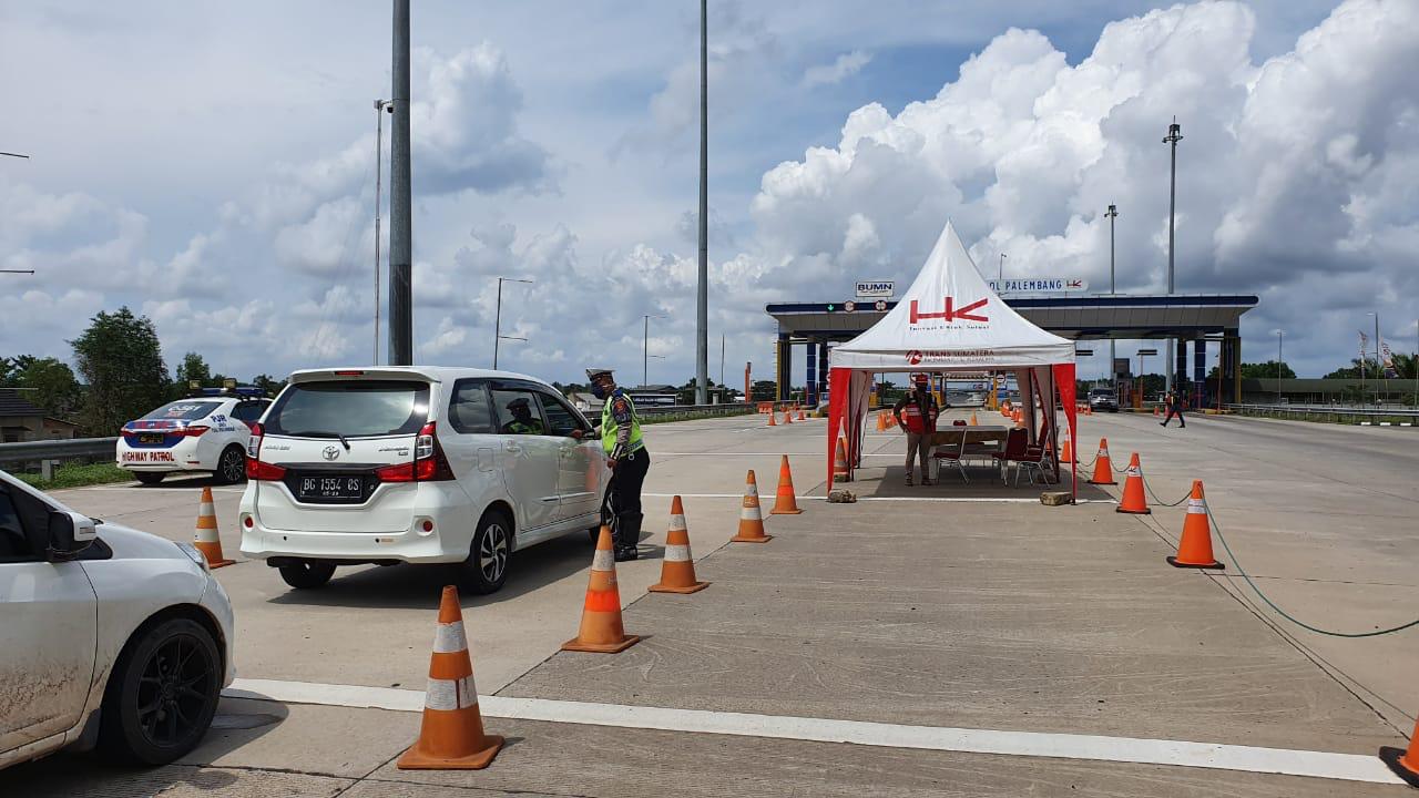 Petugas kepolisian memeriksa kendaraan yang melintasi Tol Trans Sumatra.