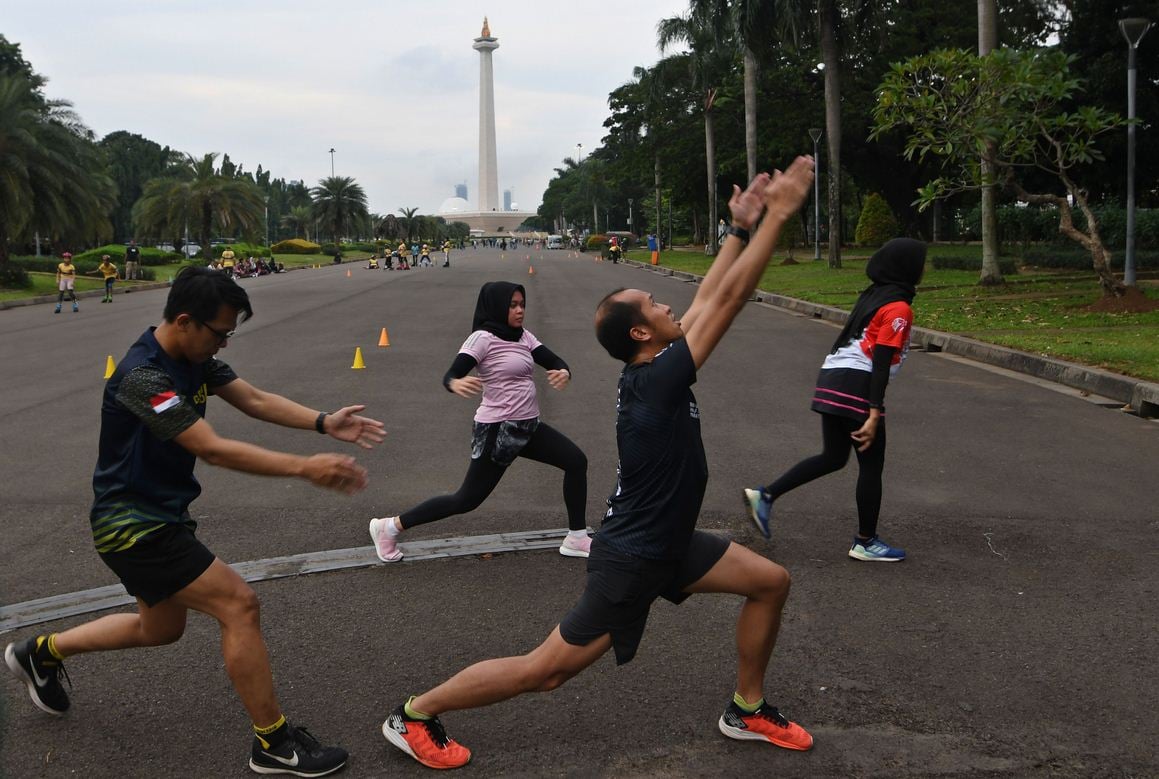 Sejumlah warga berolah raga di kawasan Monumen Nasional, Jakarta, Rabu (11/3/2020). Kawasan itu rencananya akan menjadi sirkuit Formula E.
