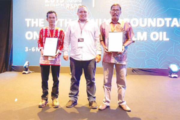 Dua petani swadaya mitra Asian Agri menerima sertifikat pada pertemuan tahaunan RSPO di Bangkok