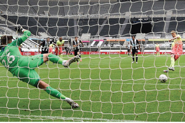 elandang Manchester City Kevin De Bruyne mengeksekusi tendangan penalti saat timnya melawan Newcastle United dalam laga perempat final Pial