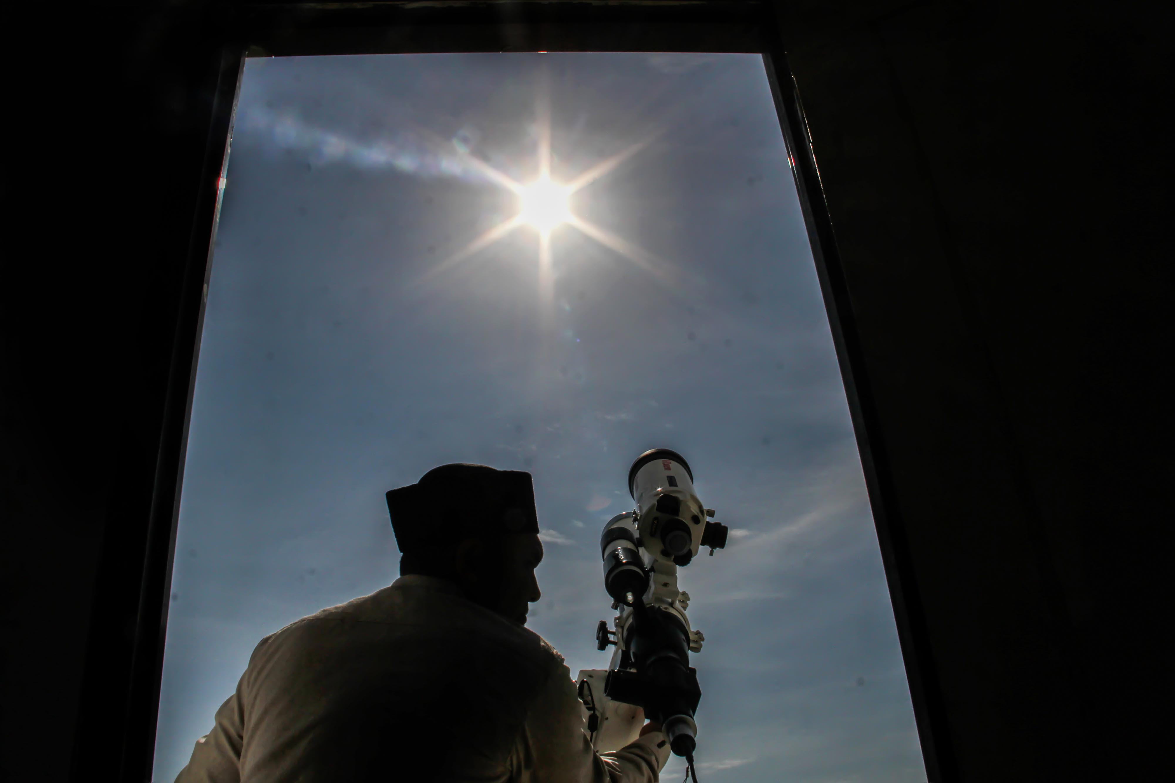 Petugas melakukan uji coba peralatan jelang pengamatan gerhana matahari cincin (GMC) di IAIN Lhokseumawe, Aceh, Jumat (19/6).