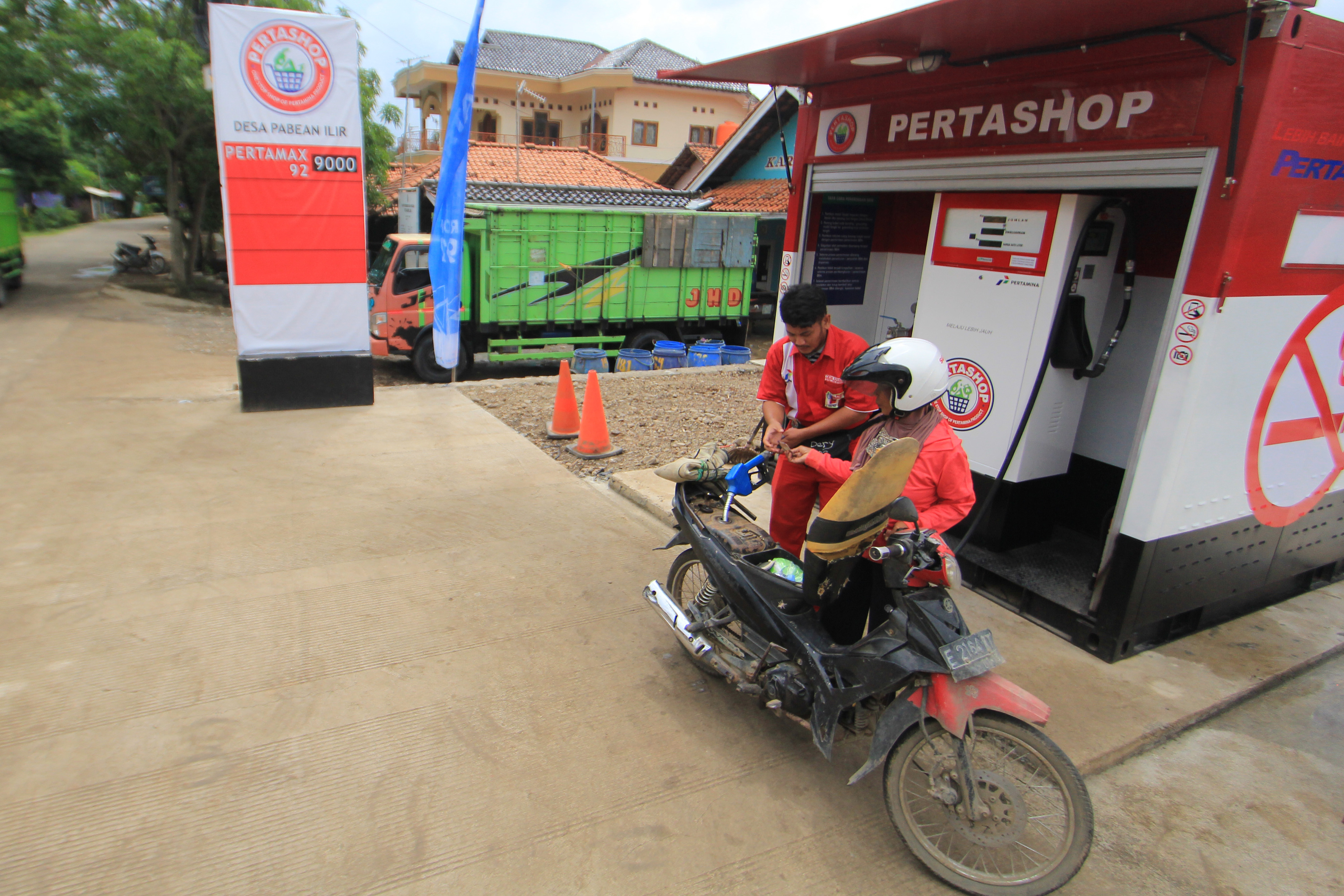 Petugas mengisi BBM jenis Pertamax di Pertashop Pabean Ilir, Kecamatan Pasekan, Indramayu, Jawa Barat, Rabu (3/6).