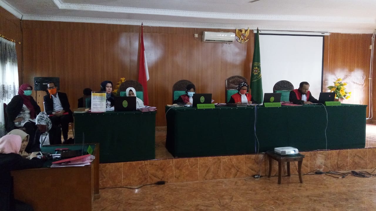 Majelis Hakim PN Palembang Erma Suharti saat memberikan vonis hukuman mati dua kurir sabu 75 kg,  di Pengadilan Negeri Palembang, Rabu (3/6)