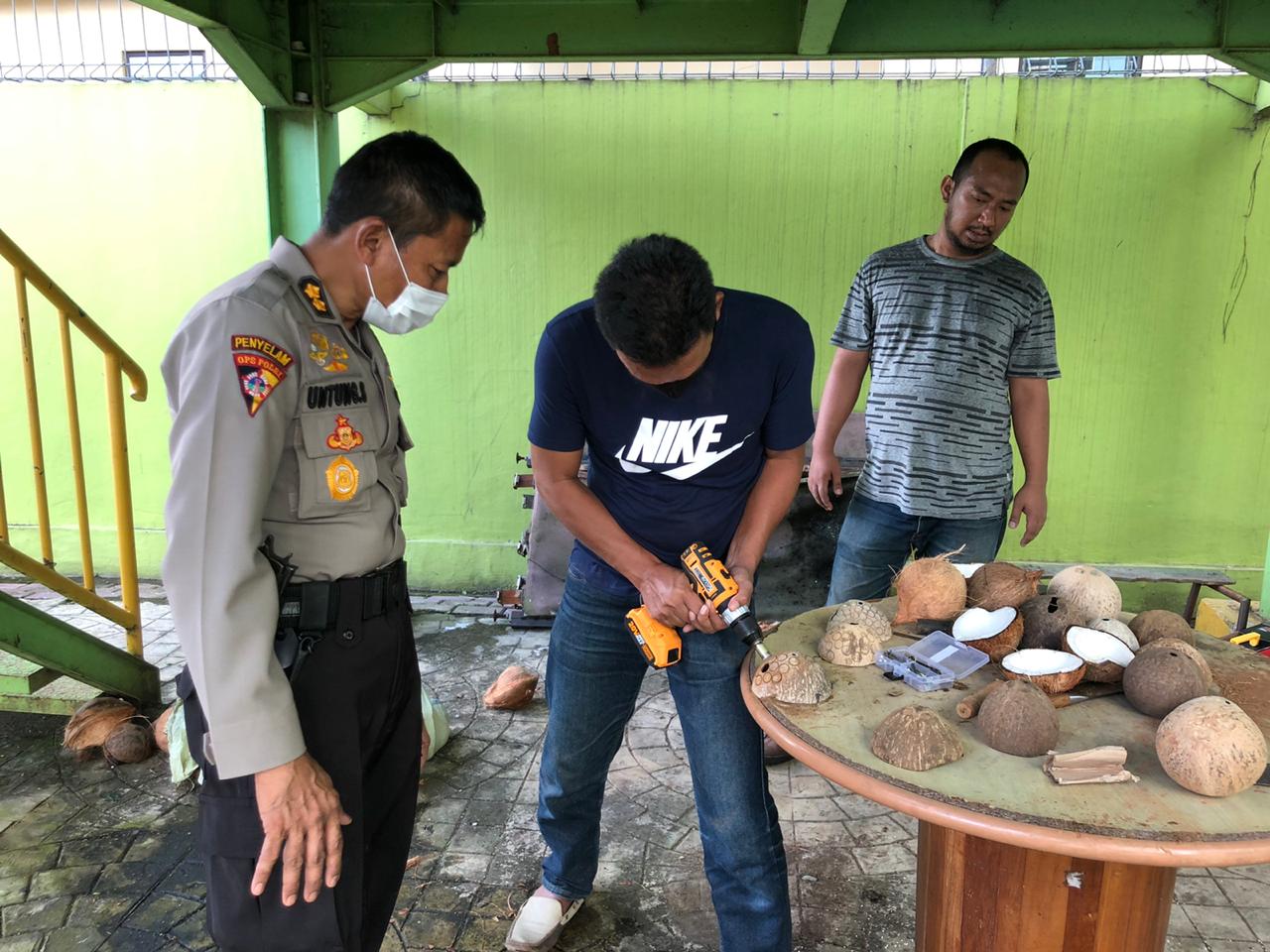 Anggota Polri AKBP Ahmad Untung Sutriana mengawasi pelatihan home industry pembuatan kancing baju unik