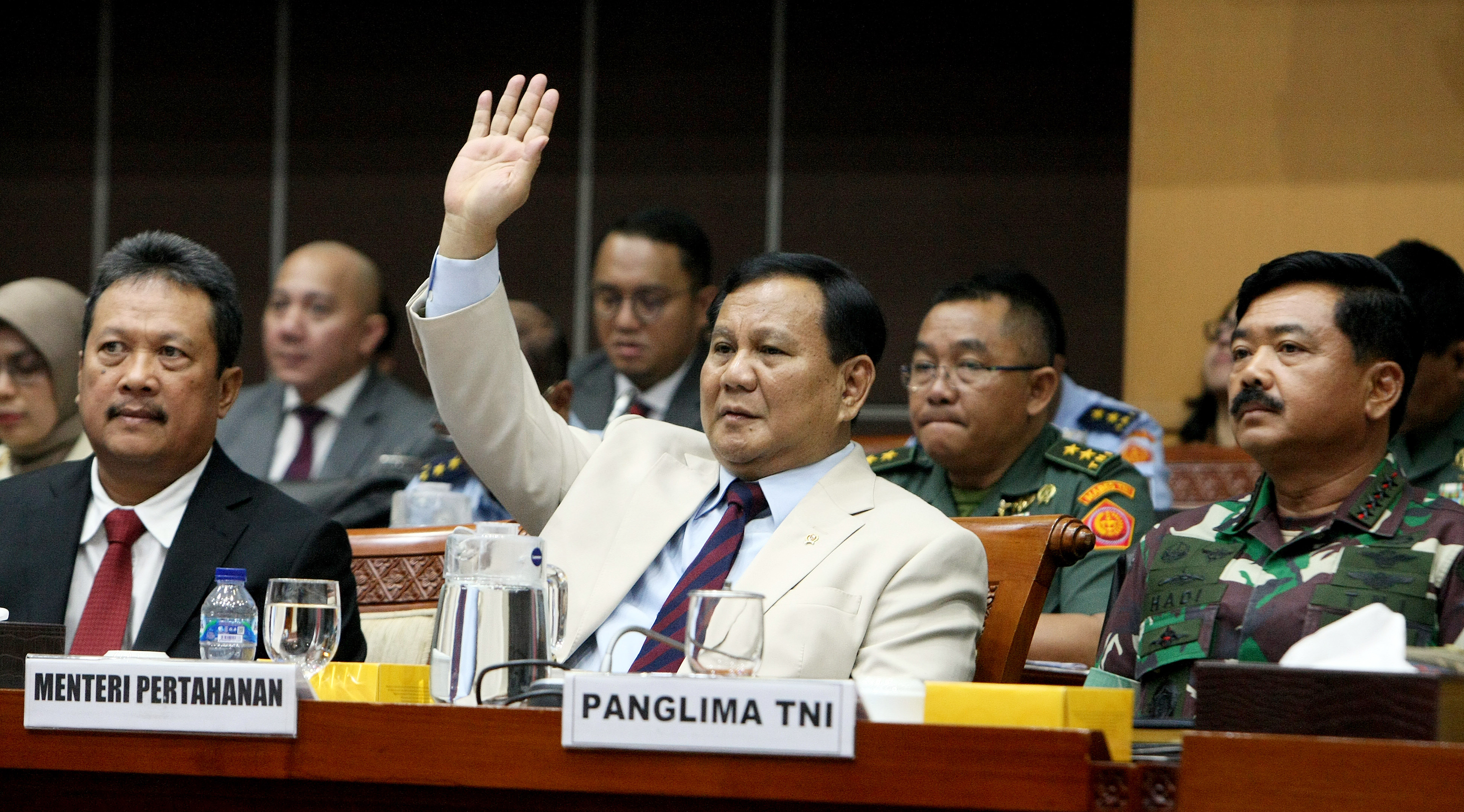 Menteri Pertahanan Prabowo Subianto (mengacungkan tangan)