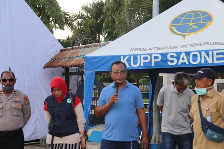 Bupati Raja Ampat, Abdul Faris Umlati (berkaos biru)