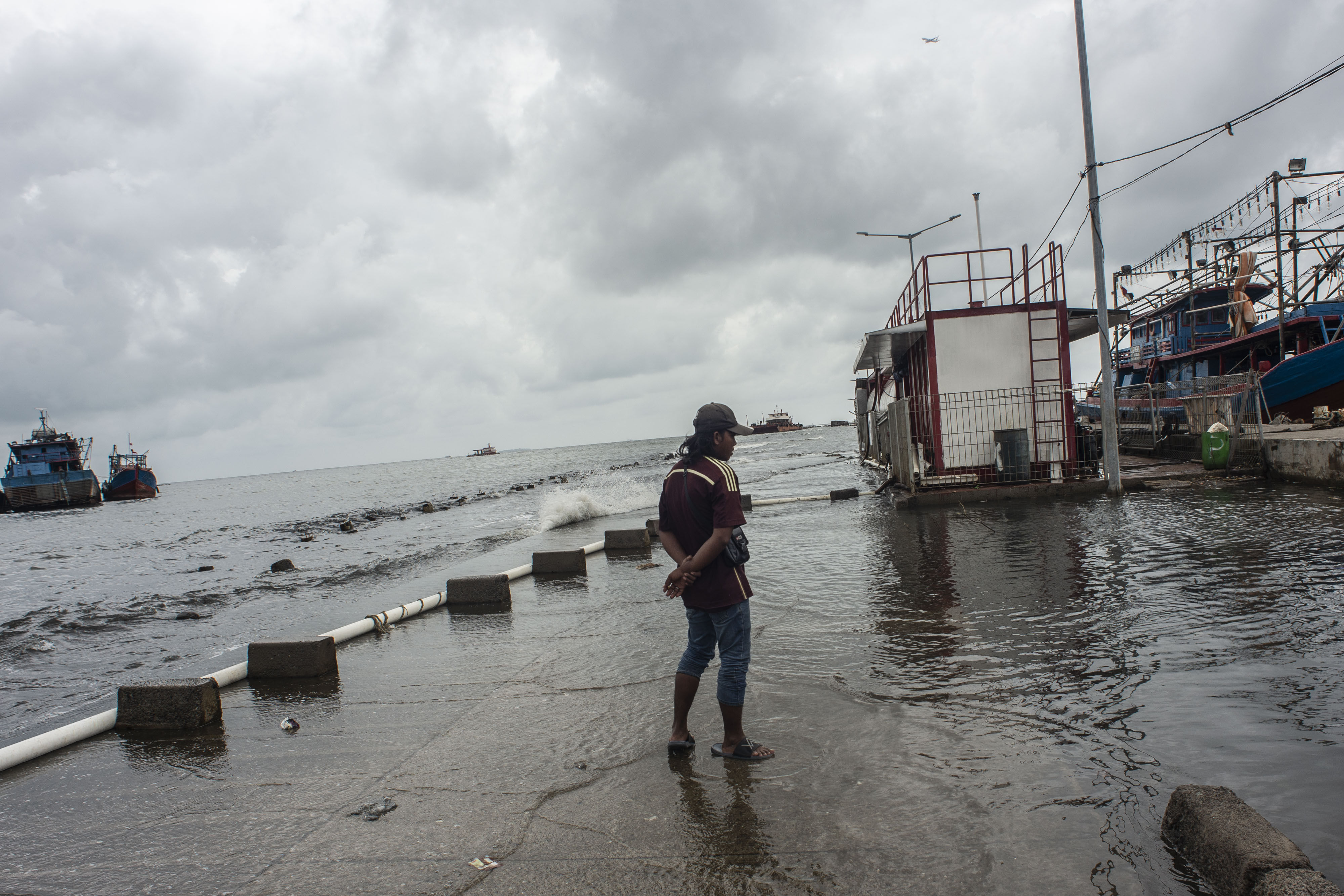 Warga beraktivitas di Pelabuhan Kali Adem, Muara Angke,