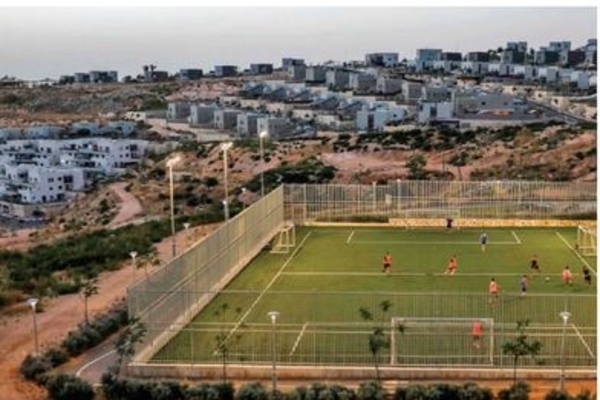 Warga bermain bola di permukiman Israel Naale, di Tepi barat yang diduduki Israel, di barat laut Kota Ramallah, Palestina, Rabu (17/6).
