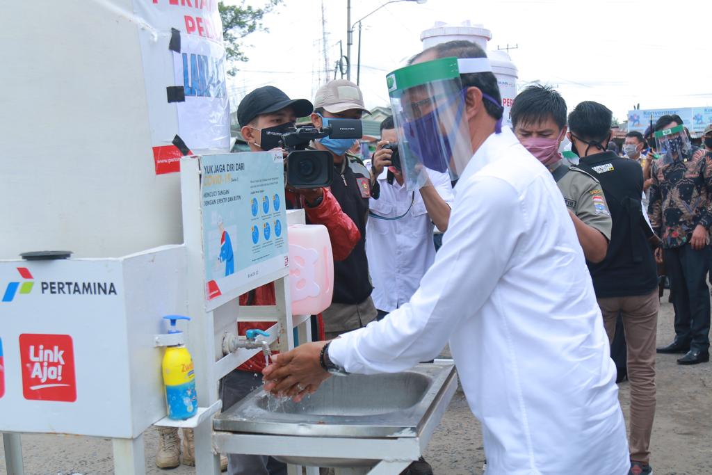  Walikota Palembang Harnojoyo cuci tangan sebelum meninjau mal di Kota Palembang 