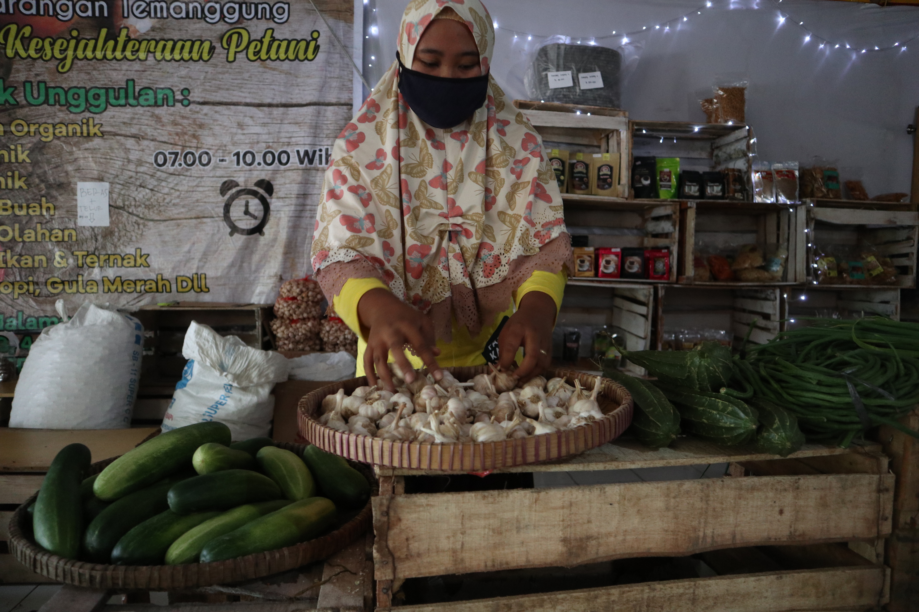 Anggota kelompok tani menata sayuran di outlet Pasar Tani Pekarangan (Pastakaran) Temanggung, Jawa Tengah Kamis (4/6/2020)