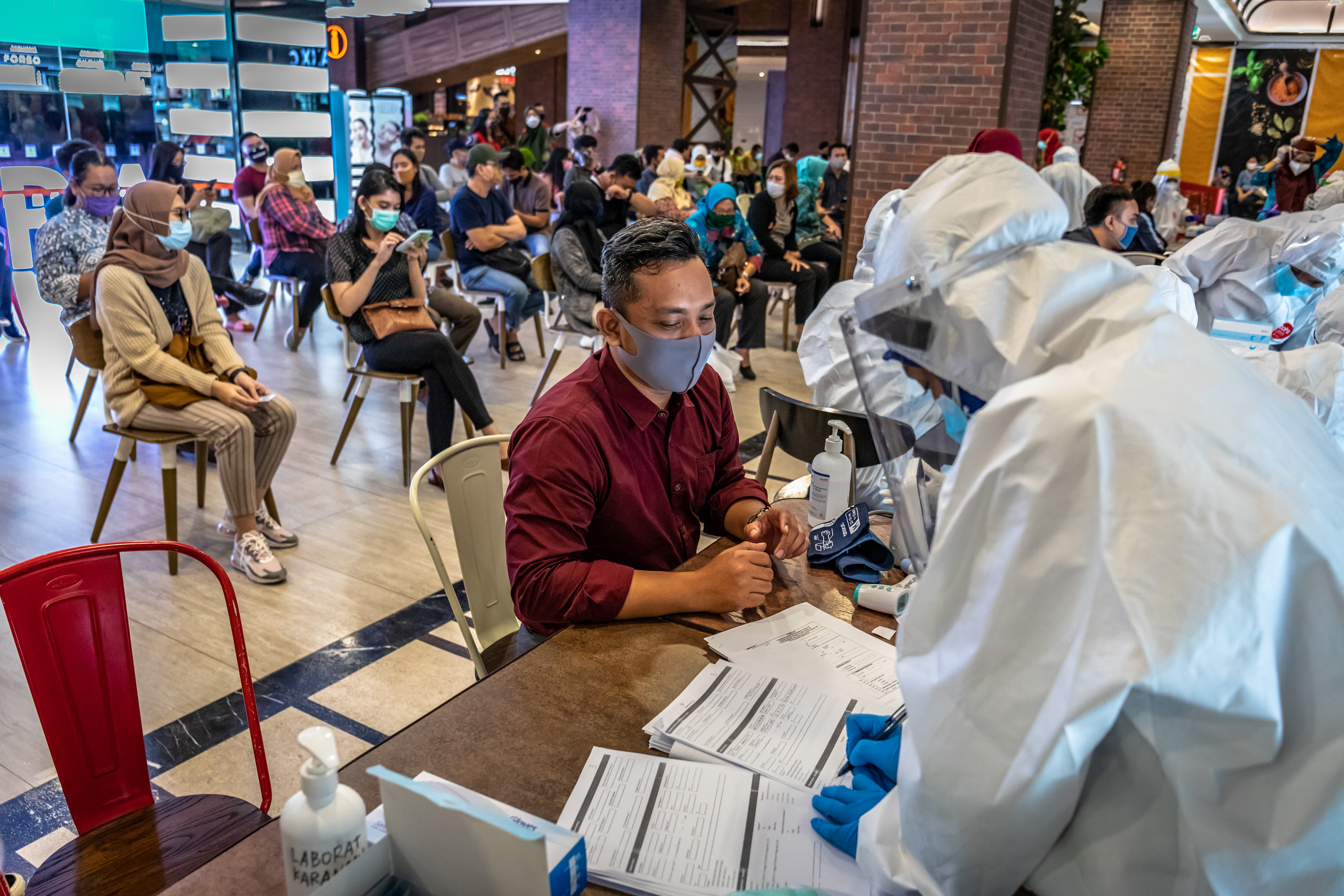 Pemeriksaan covid-19 di pusat perbelanjaan modern Kota Semarang, Jawa Tengah.