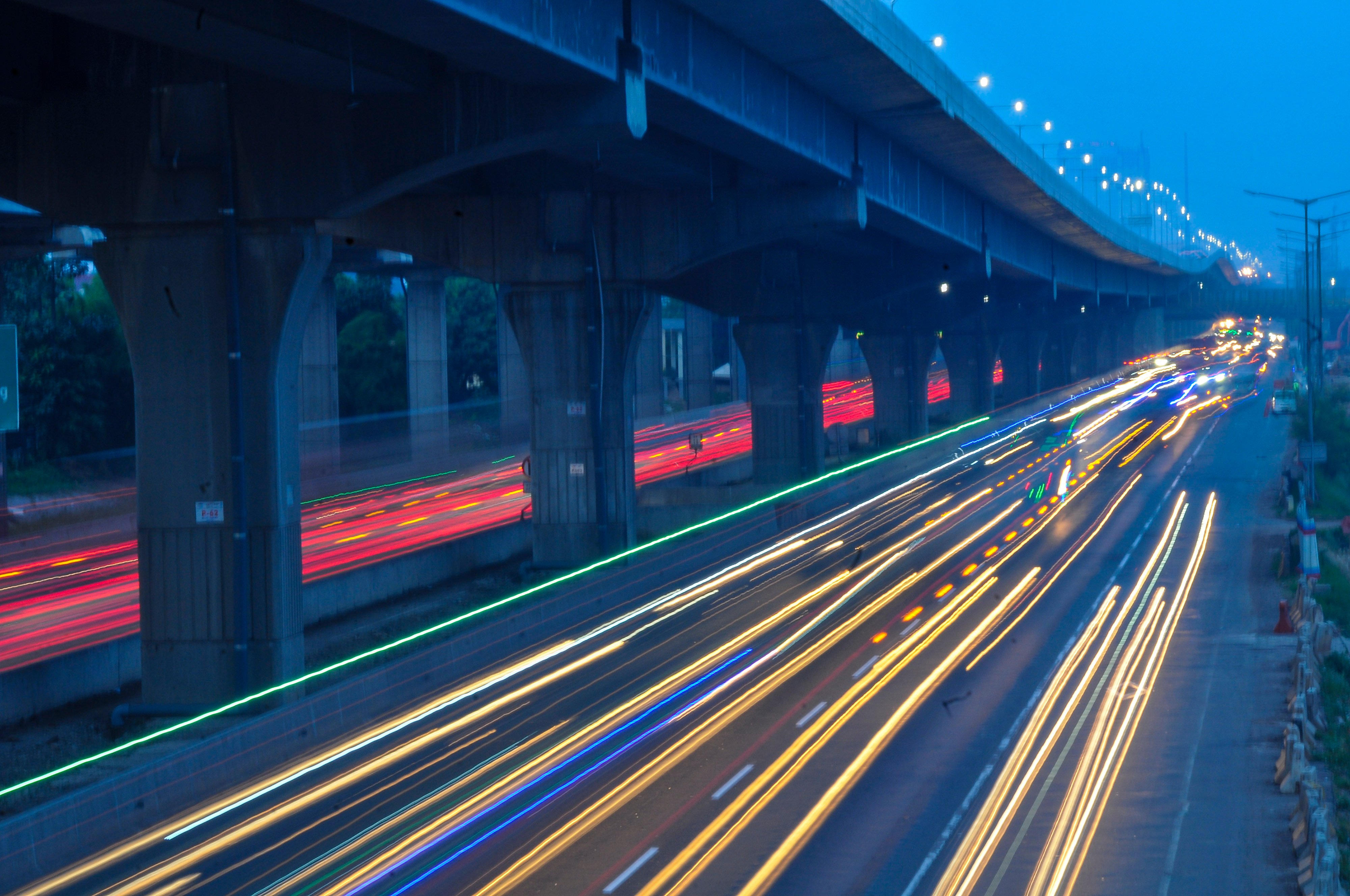 Sejumlah kendaraan melintas di tol Jakarta-Cikampek di Bekasi, Jawa Barat, Jumat (19/6).