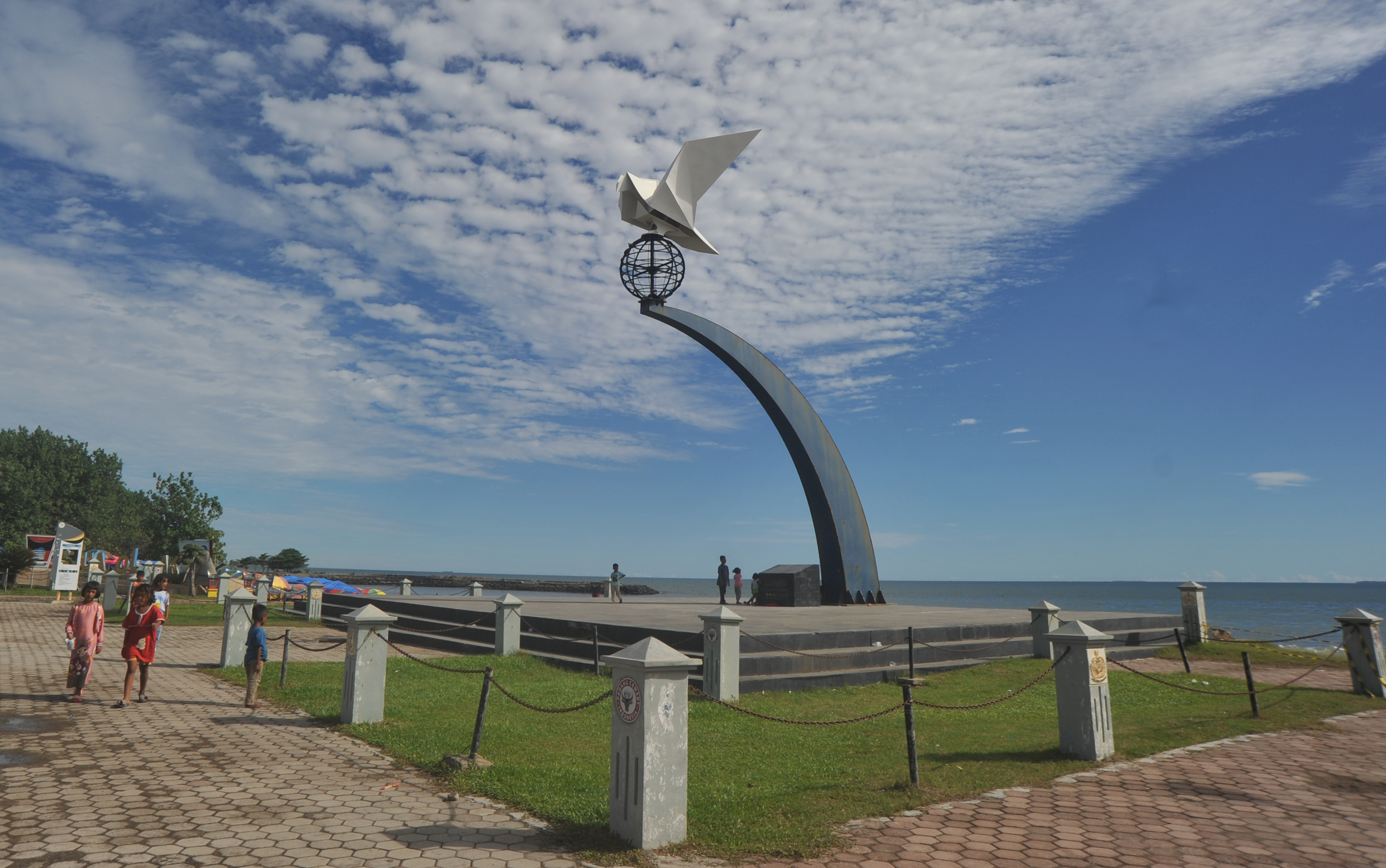 Anak-anak bermain di pelataran Monumen Merpati Perdamaian di Pantai Muaro Lasak, Padang, Sumbar, memasuki era new normal.