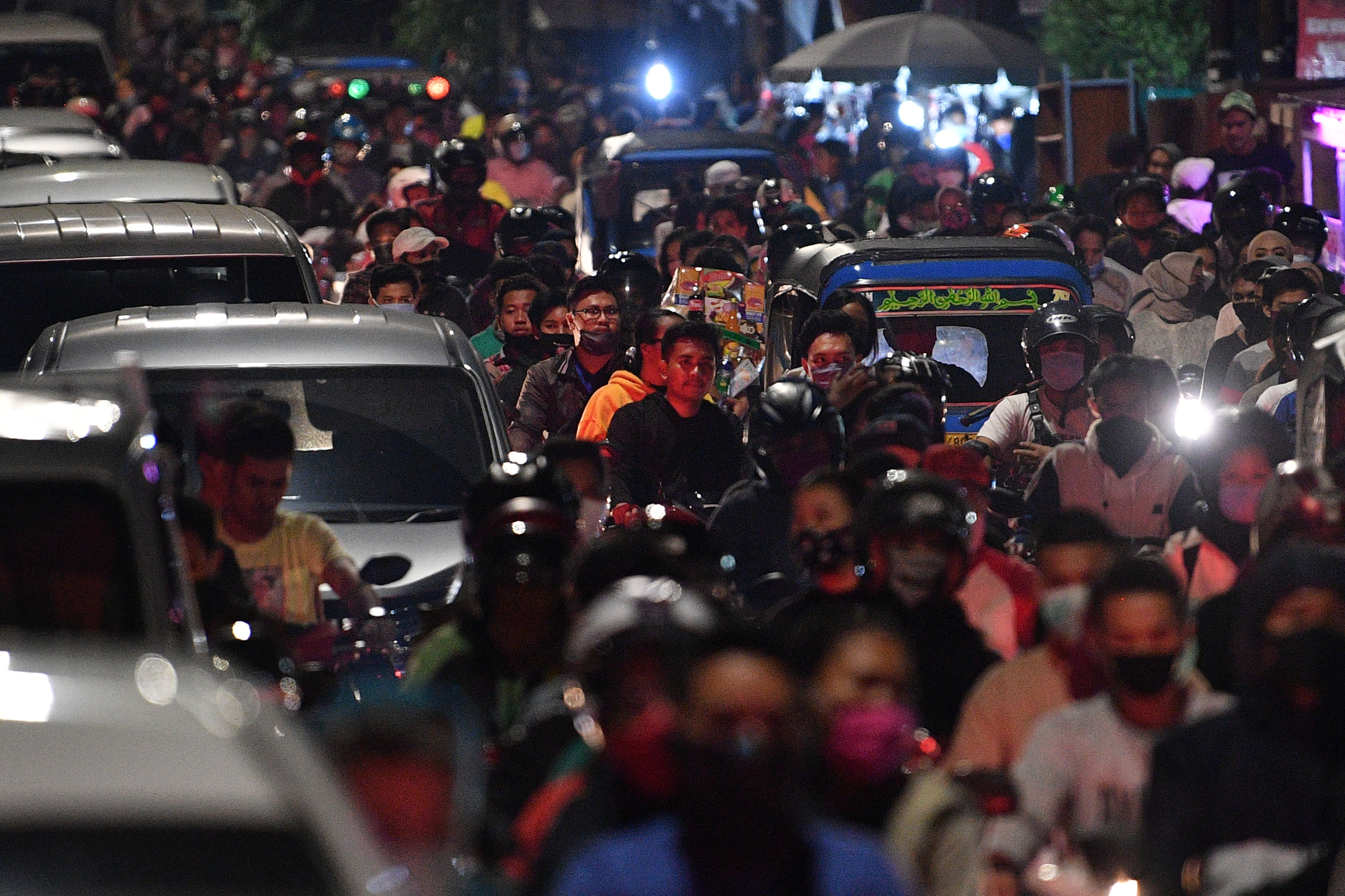 Pengendara di kawasan Kemayoran, Jakarta, terjebak kemacetan saat malam Idulfitri.