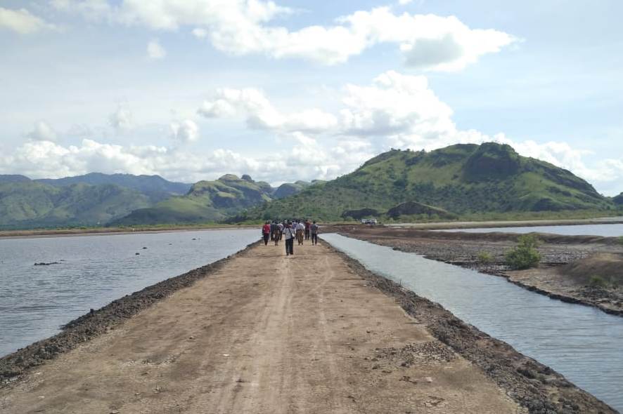 DPRD Nagekeo saat mengunjungi lokasi lahan adat yang digusur untuk menjadi sawah garam