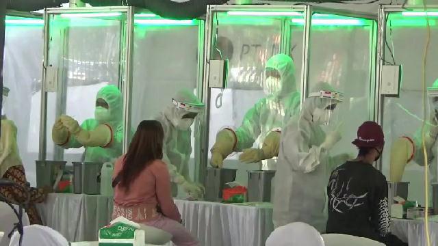 Ratusan OTG jalani tes swab di GOR Sidoarjo