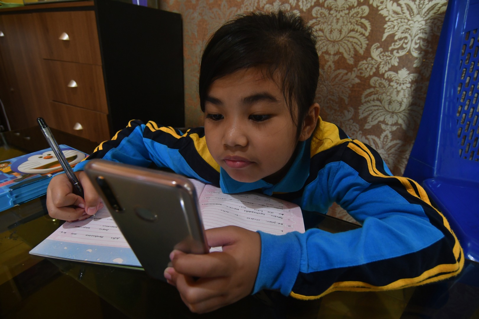 Siswi SD mengerjakan soal ujian akhir semester (UAS) secara daring di Palu, Sulawesi Tengah. Kemendikbud akan sederhanakan kurikulum.