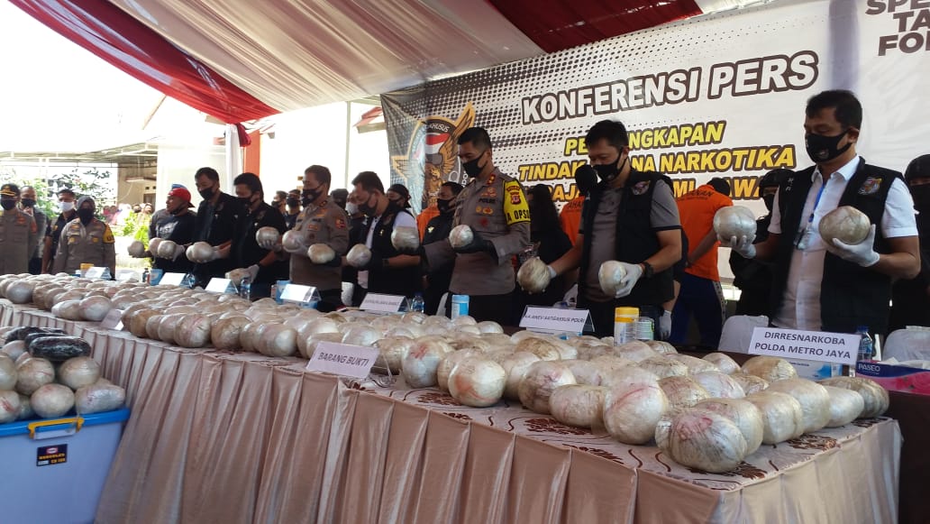 Pengungkapan sabu di Sukabumi merupakan pengembangan dari kasus sabu hampir 1 ton di Banten yang digagalkan Bareskrim.