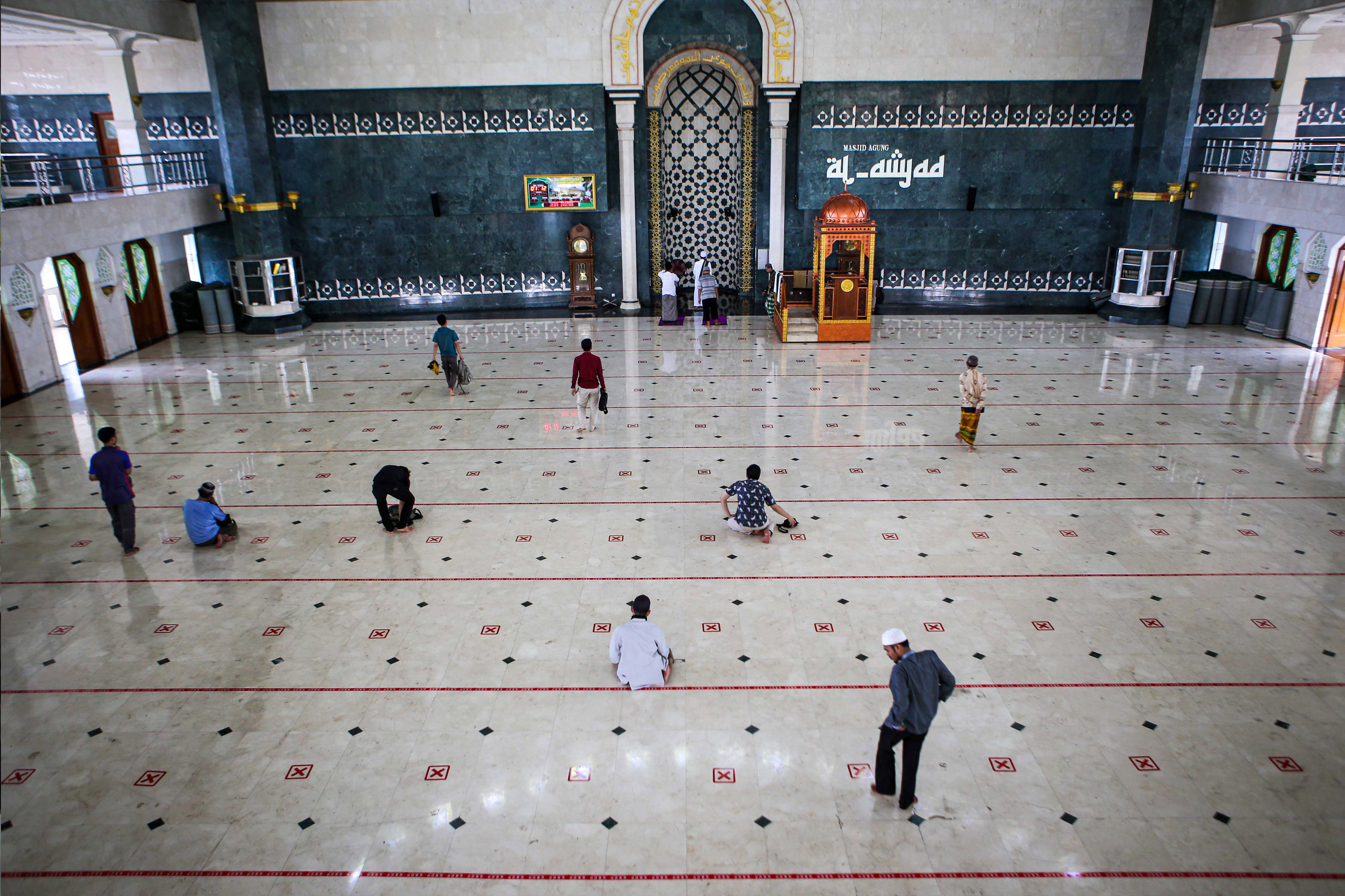 Jemaah bersiap salat zuhur di Masjid Al Amjad, Tigaraksa, Kabupaten Tangerang, Banten, Selasa (2/6). 