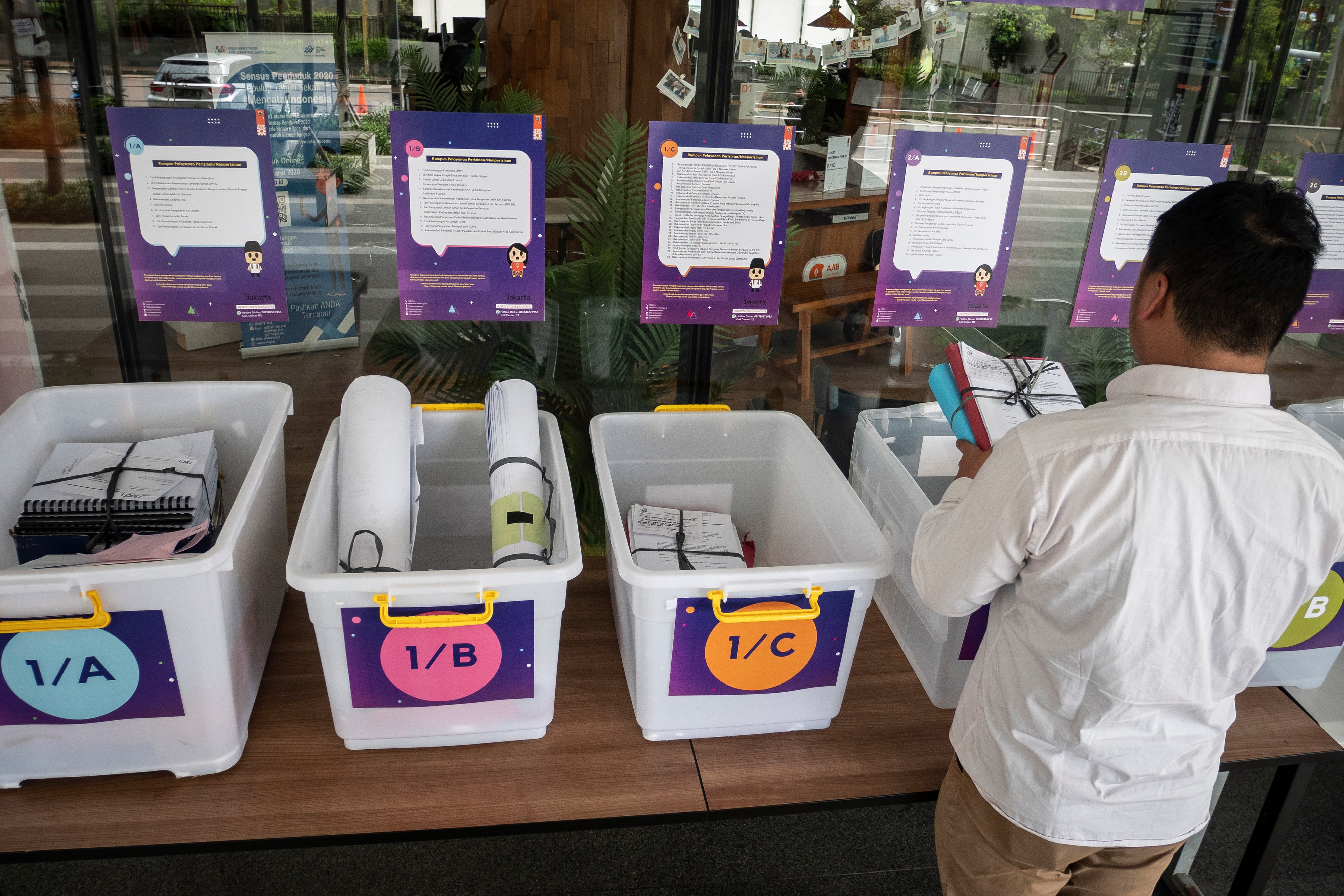 Pemohon meletakkan berkas ke dalam drop box yang disediakan di Mal Pelayanan Publik (MPP), Jakarta, Rabu (1/4/2020).