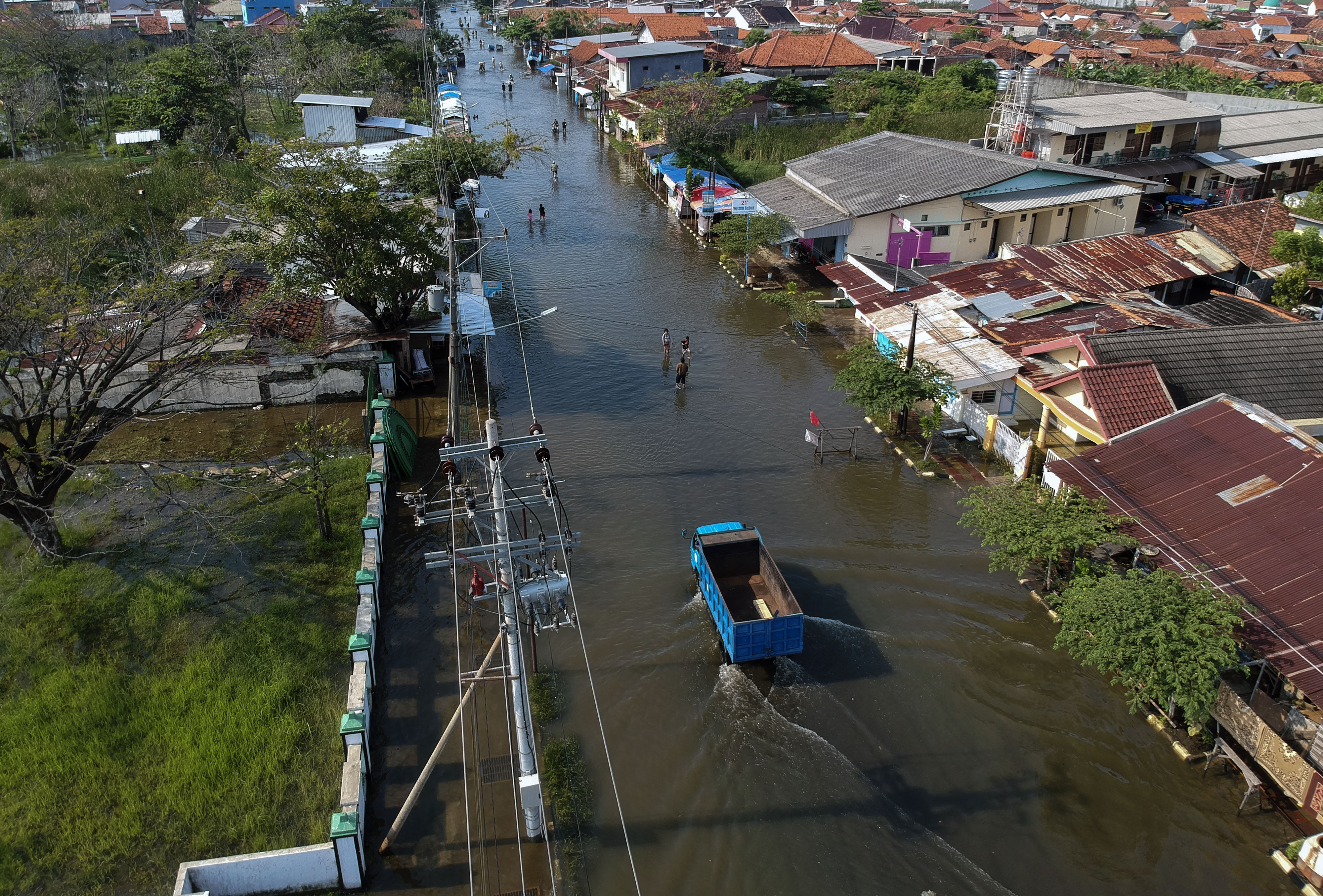 Foto udara kondisi pemukiman padat penduduk terdampak banjir rob di Pekalongan, Jawa Tengah, Kamis (4/6/2020).