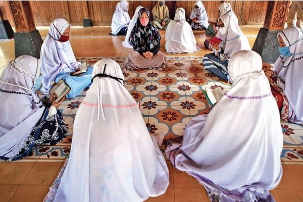 Ilustrasi -- Sejumlah santri mengaji di Pondok Pesantren An Nuqthah, Kota Tangerang, Banten, kemarin.