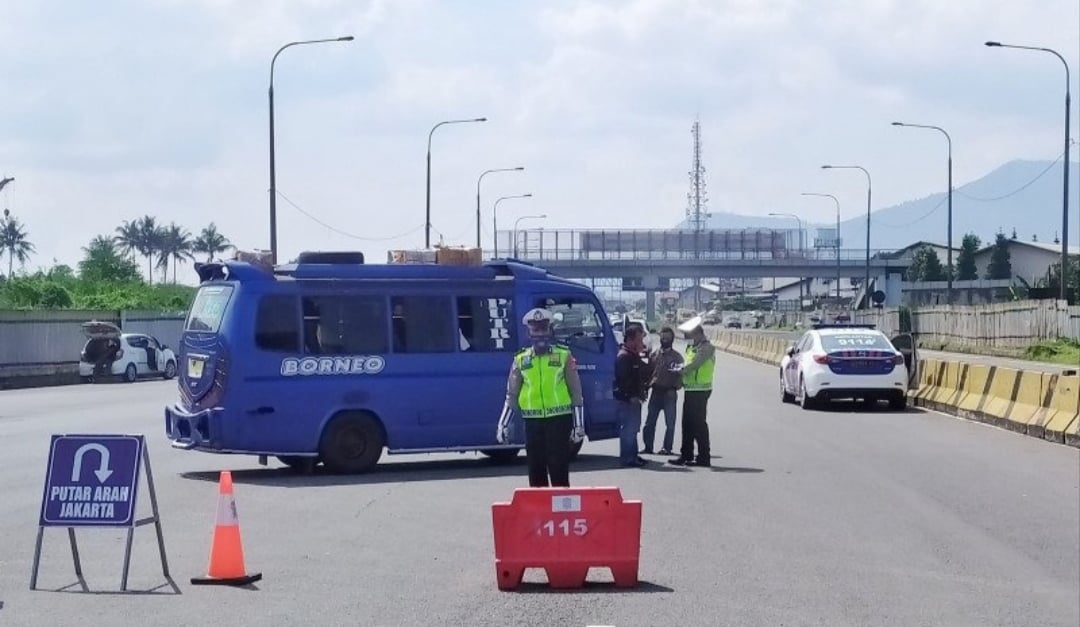 Polisi lakukan penyekatan arus lalu lintas saat Operasi Ketupat Lodaya 2020. 