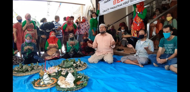 Suasana syukuran nasi tumpeng bakul Pasar Kadipolo dan Pasar Kembang, yang merasa terbebas dari paparan korona.