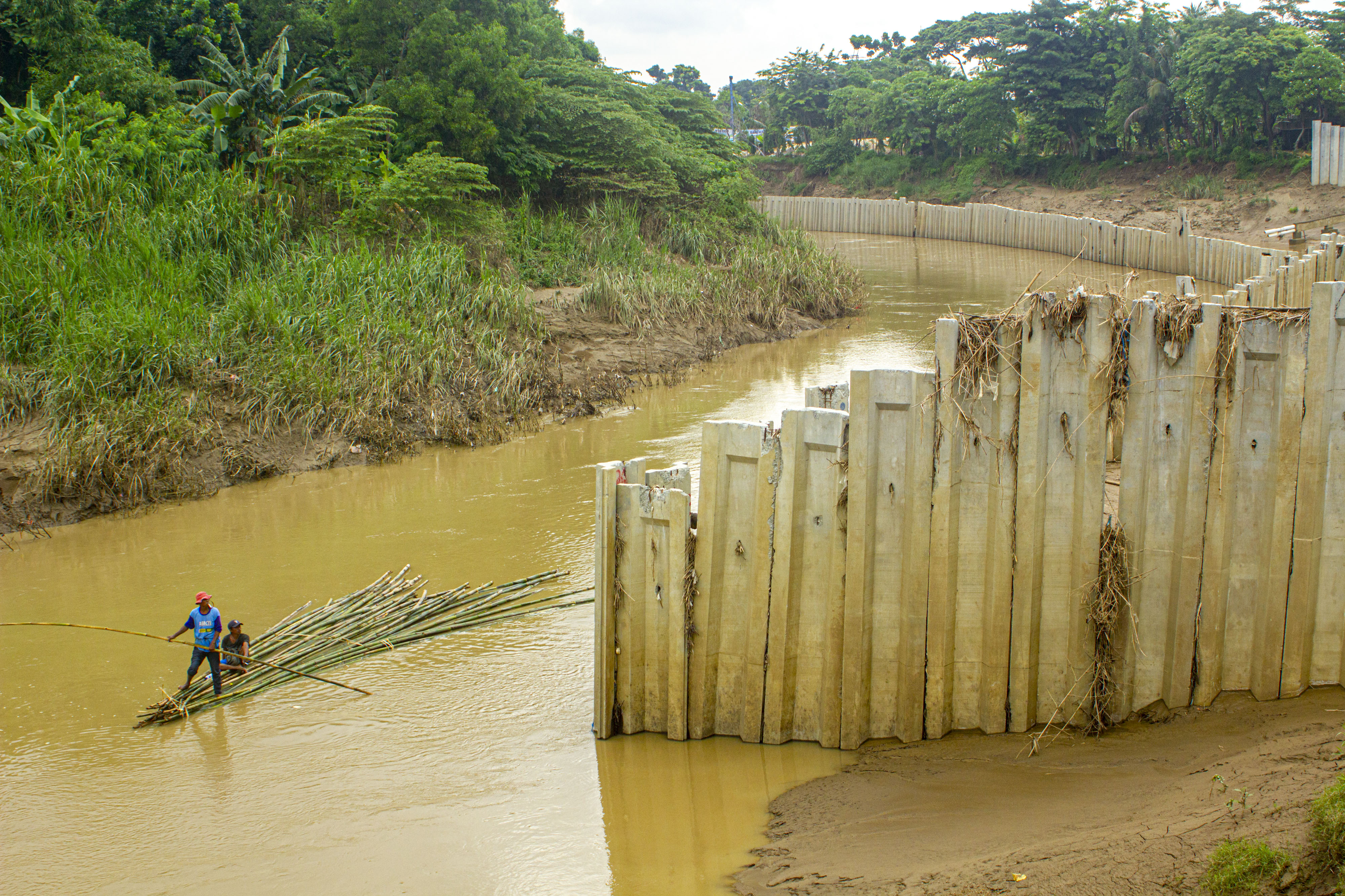 Pemasangan dinding turap (sheet pile) ilegal di tengah sungai Cibeet di Karawang, Jawa Barat oleh pengusaha Bekasi akhirnya dibonbgkar.