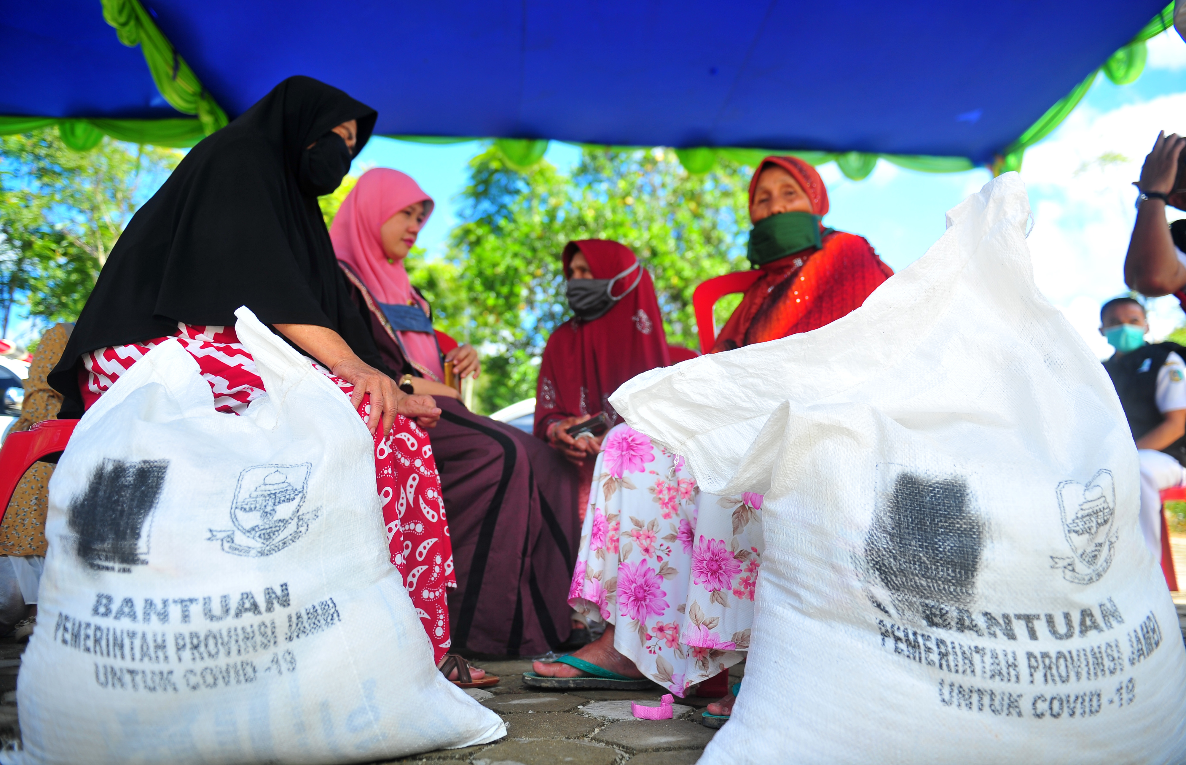 Warga menerima bantuan JPS dari Gubernur Jambi Fachrori Umar secara simbolis di Kecamatan Air Hangat Barat, Kerinci, Jambi, Rabu (3/6/2020).