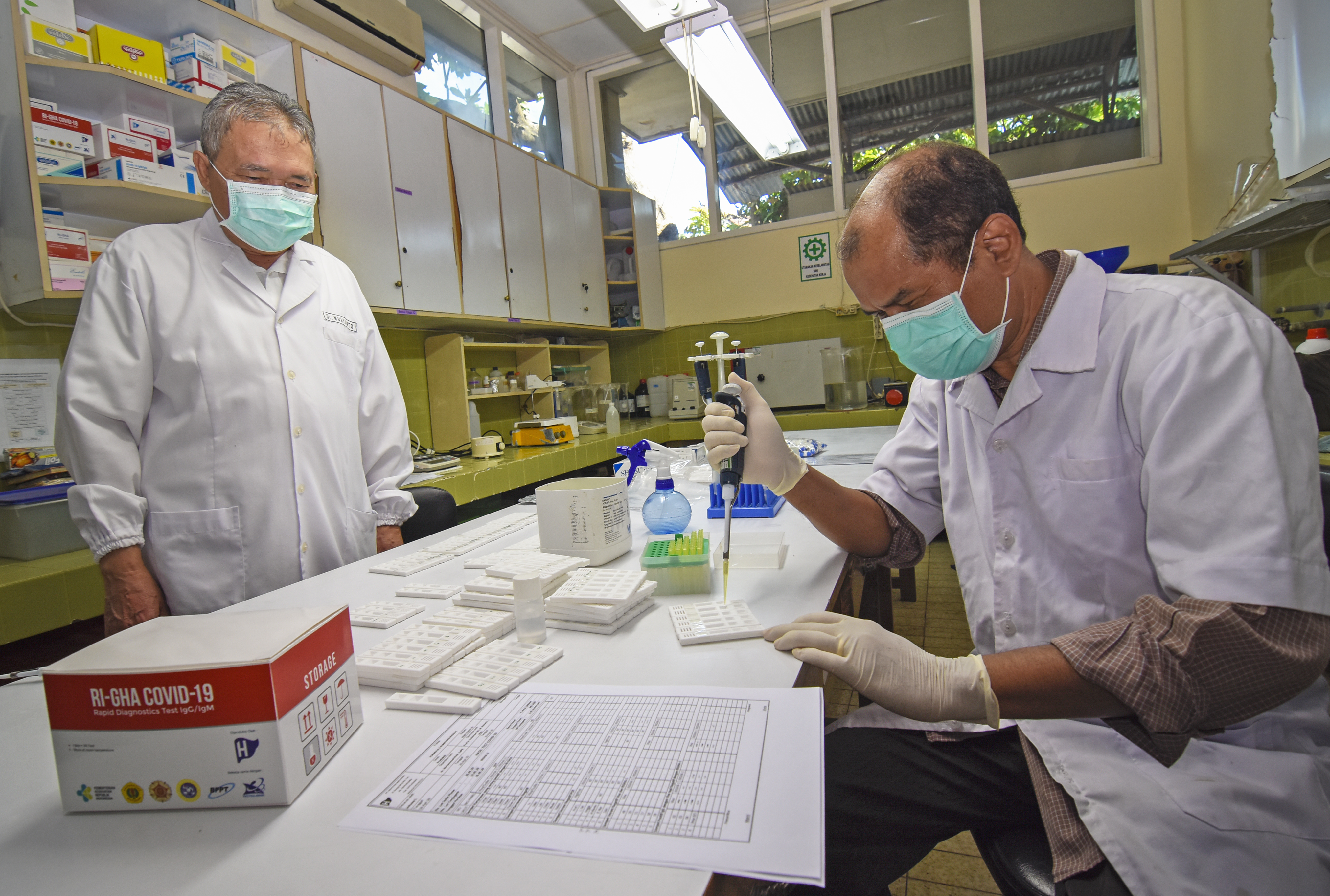 Direktur Laboratorium Hepatika Bumi Gora Mulyanto mengawasi pembuatan prototipe alat rapid test RI-GHA COVID-19 di NTB