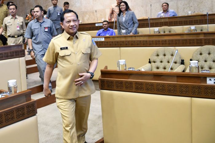 Menteri Dalam Negeri (Mendagri) Tito Karnavian (kanan)  