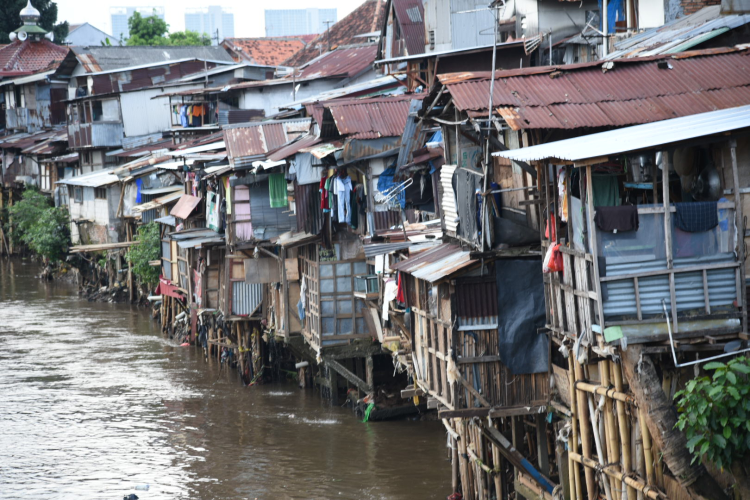 PREDIKSI TINGKAT KEMISKINAN PADA MASA PANDEMI: Pemukiman padat penduduk di bantaran Sungai Ciliwung, Manggarai, Jakarta Selatan 