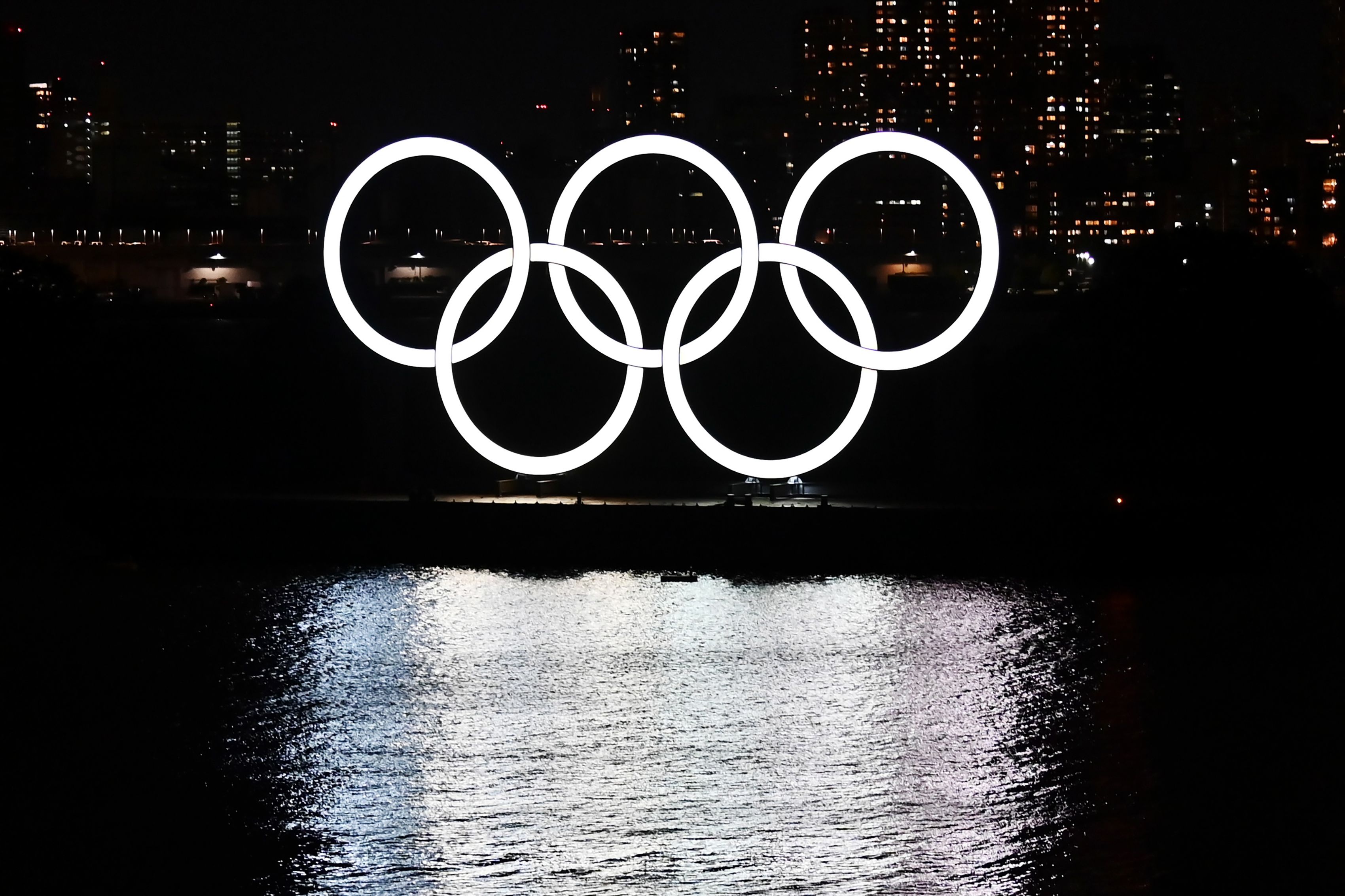 Logo Olimpiade terpasang di pusat Kota Tokyo, Jepang.