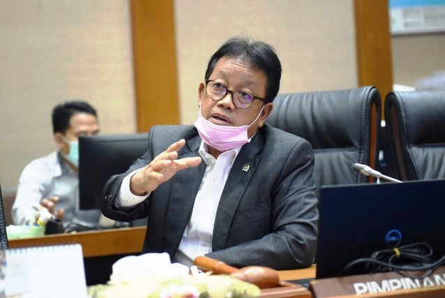  Ketua Komisi VII DPR RI Sugeng Suparwoto saat memimpin RDP dengan SKK Migas di Ruang Rapat Komisi VII, Kamis (18/6).